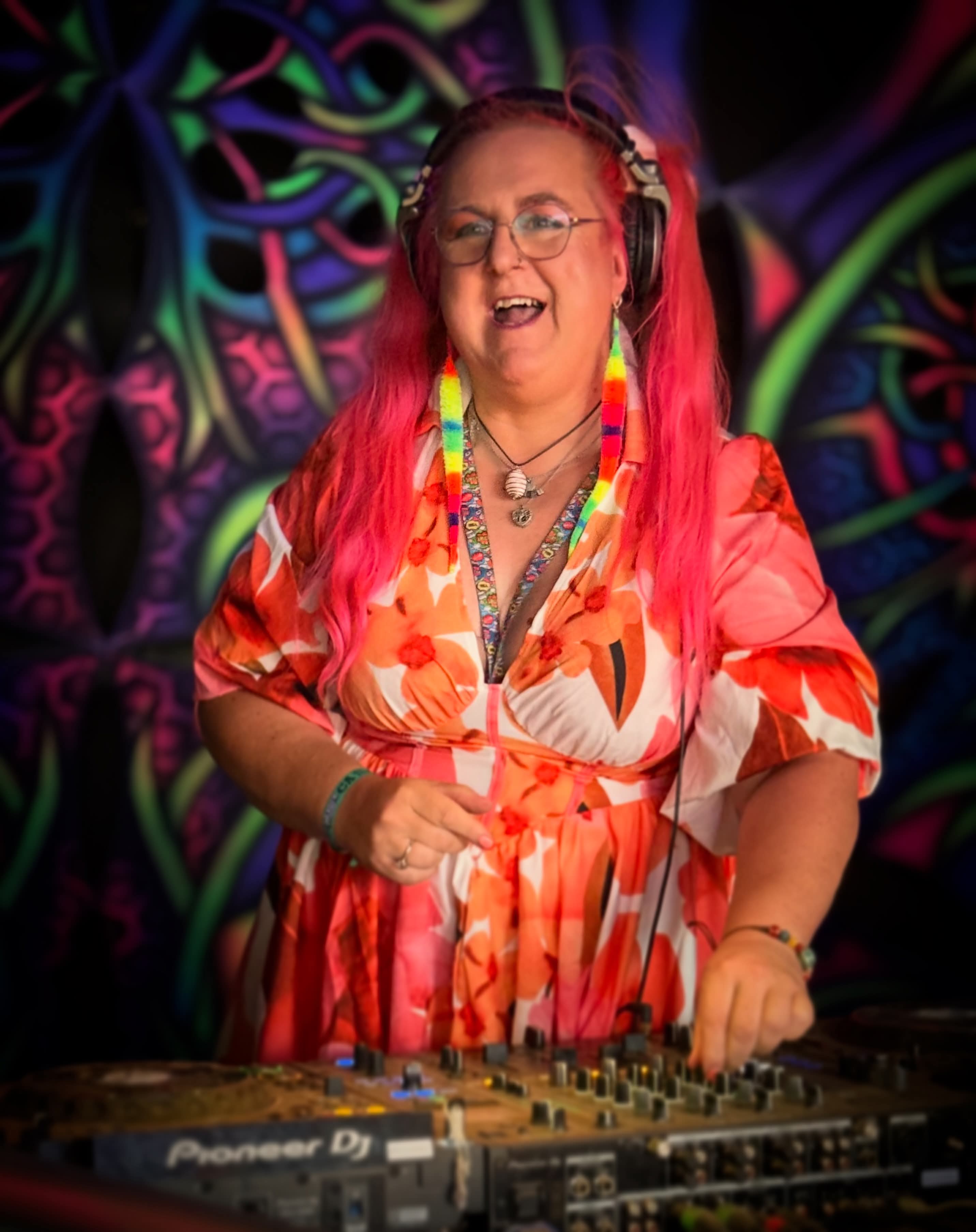 DJ MikkiT